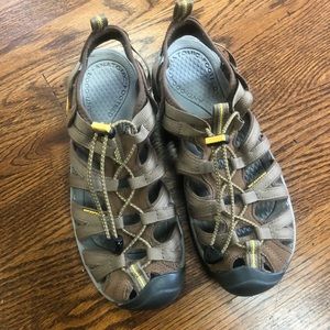 New Keen Women’s Waterproof Shoes Size 9